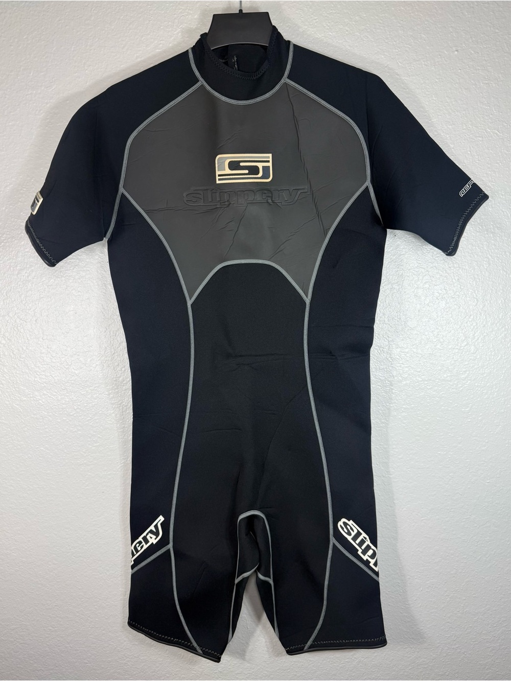 Slippery When Wet black and gray shorty wetsuit Size 2XL jet skiing surfing